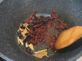 鸡爪烧豌豆,翻炒出红油
