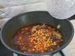 鸡爪烧豌豆,豌豆倒入锅中