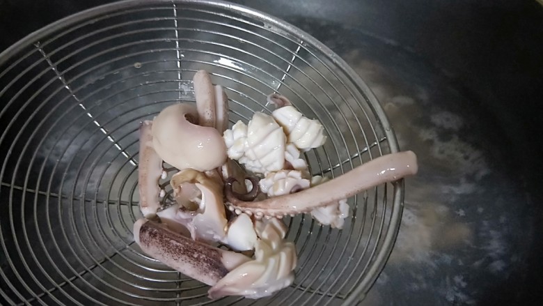 青红椒炒鱿鱼,鱿鱼放入开水锅烫一下捞出来就是鱿鱼卷。