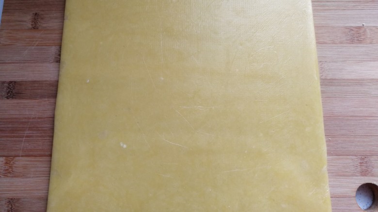 玉米油版酥性饼干,用擀面杖擀成厚约0.5厘米的薄饼