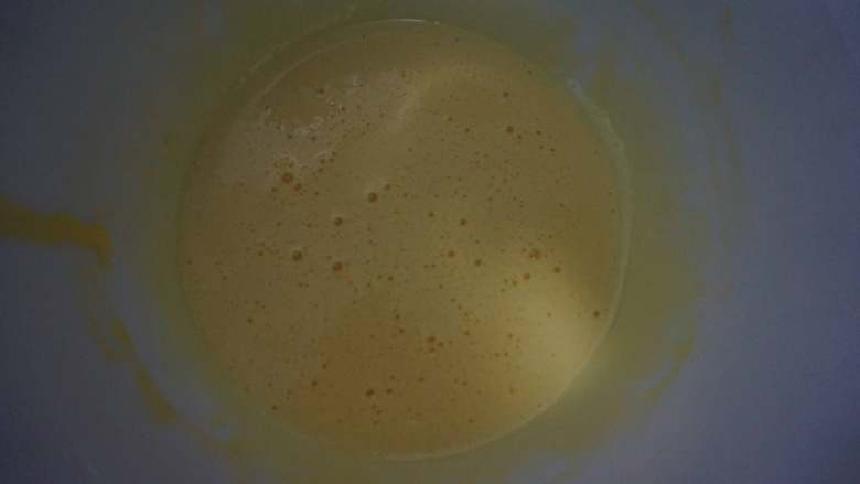 #辅食计划#奇亚籽鸡蛋小饼干（1-2岁）,将蛋黄进行乳化，用蛋抽打发至发白
