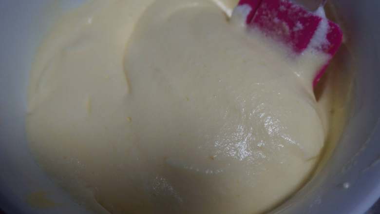 #辅食计划#奇亚籽鸡蛋小饼干（1-2岁）,将蛋白霜倒入蛋黄糊中搅拌均匀