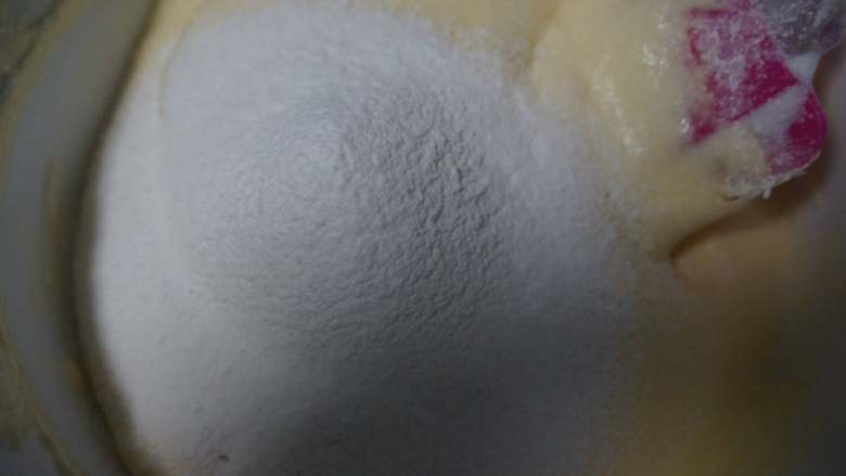 #辅食计划#奇亚籽鸡蛋小饼干（1-2岁）,在蛋糊中先筛入30g面粉进行翻拌