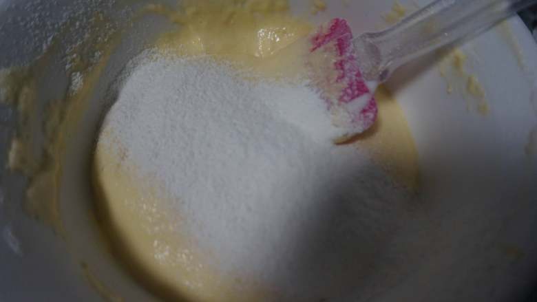 #辅食计划#奇亚籽鸡蛋小饼干（1-2岁）,再倒入30g面粉进行翻拌均匀