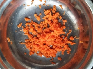 濑户风味香松饭团🍙,胡萝卜洗净，切碎。