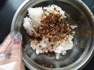 濑户风味香松饭团🍙,米饭，炒好的胡萝卜碎，放入濑户风味香松。
