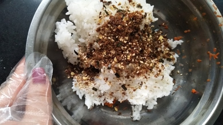 濑户风味香松饭团🍙,米饭，炒好的胡萝卜碎，放入濑户风味香松。