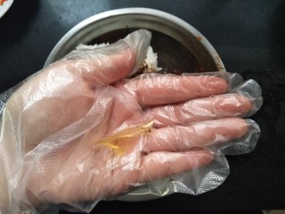 濑户风味香松饭团🍙,手套摸油。