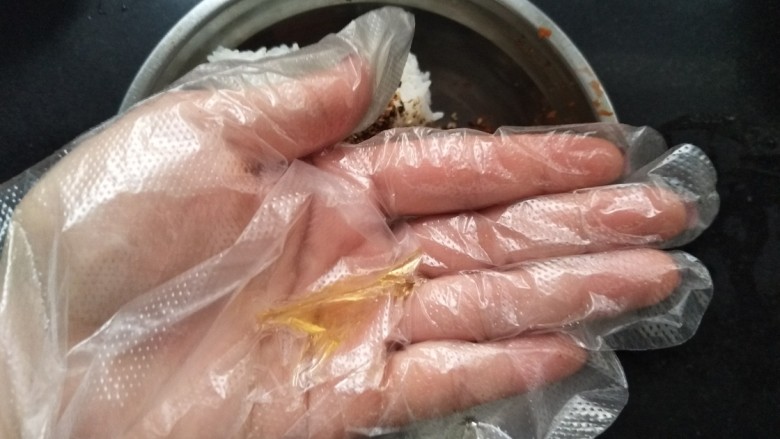 濑户风味香松饭团🍙,手套摸油。