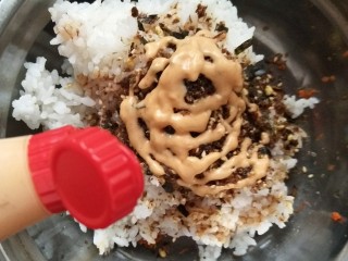 濑户风味香松饭团🍙,沙拉酱，千岛酱。
