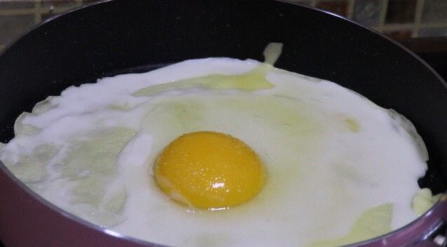 简单快手鸡蛋卷,打上一个鸡蛋，放少许盐。