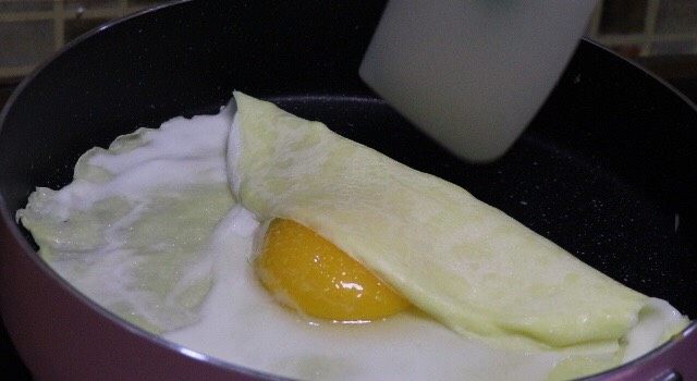 简单快手鸡蛋卷,蛋白快要凝固的时候卷成一个方形