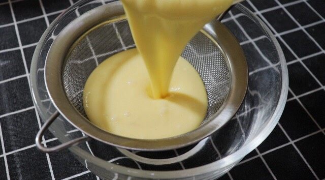简单快手鸡蛋卷,过筛，如果有颗粒，没有搅拌均匀，就过筛一遍。