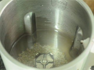 薏米卷饼,将薏米放入豆浆机里，加入适量水