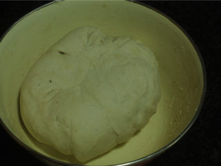 薏米卷饼,冷却的米糊慢慢加入面粉，揉成无干粉颗粒的面团，盖上保鲜膜醒十分钟左右，再次揉至表面光滑。