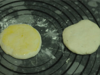 薏米卷饼,将两个剂子叠压在一起，擀成圆形薄片