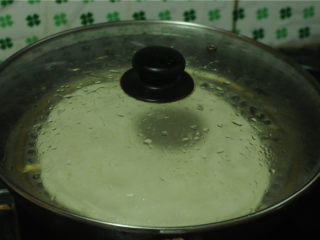 薏米卷饼,将饼胚放在开水锅上蒸熟