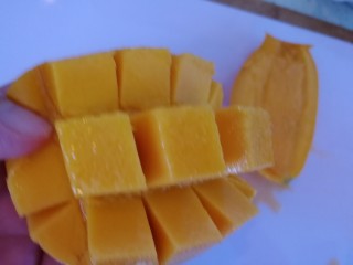 百香果+芒果苹果汁,切成小块（如图）
