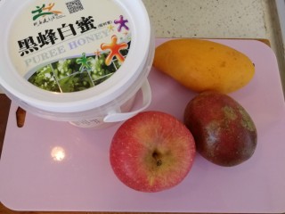 百香果+芒果苹果汁,备料：百香果，芒果，苹果，蜂蜜。