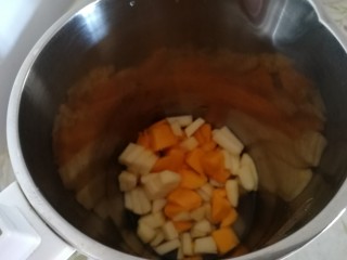 百香果+芒果苹果汁,切好的水果放入水果料理机里（百香果不放）