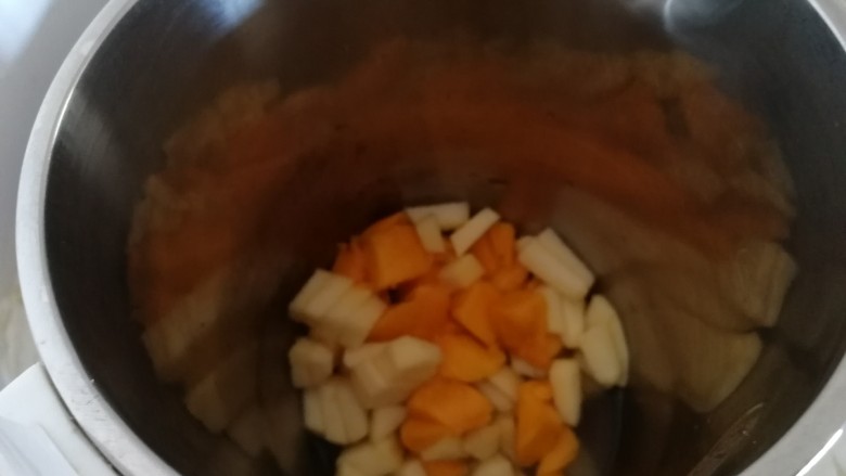 百香果+芒果苹果汁,切好的水果放入水果料理机里（百香果不放）
