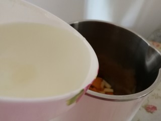 百香果+芒果苹果汁,加蜂蜜水