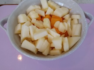 百香果+芒果苹果汁,苹果切小块，放入芒果碗里。