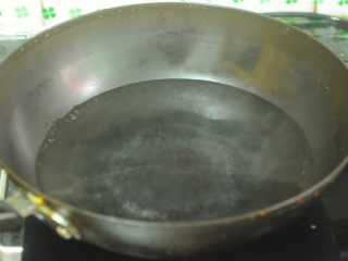 山药菌子排骨汤,锅里倒入冷水