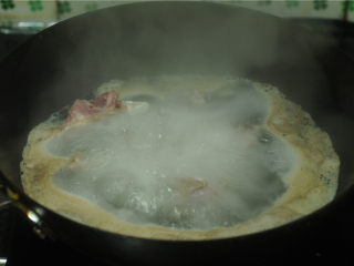 山药菌子排骨汤,大火烧开，小心用勺子将表面的浮沫撇去