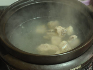 山药菌子排骨汤,将排骨连同汤一起倒入砂锅