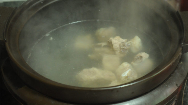 山药菌子排骨汤,将排骨连同汤一起倒入砂锅