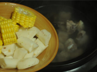 山药菌子排骨汤,将处理好的食材都倒入砂锅里