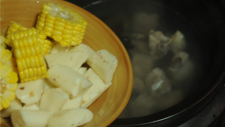 山药菌子排骨汤,将处理好的食材都倒入砂锅里