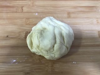 桃李毛毛虫奶油面包,制作面包的面团醒发至原来两倍或2.5倍后拿出来按压揉捏排气。