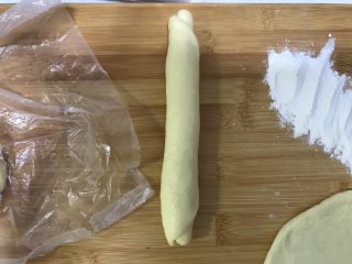 桃李毛毛虫奶油面包,像这样卷成一个长条。