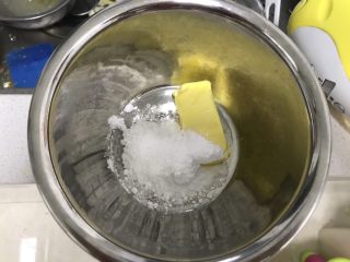 桃李毛毛虫奶油面包,接下来制作奶油夹心，将软化的黄油和糖粉一起打发至膨胀发白。