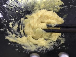 桃李毛毛虫奶油面包,接下来把鸡蛋液分分两次加入并搅拌至完全被吸收，变得顺滑。