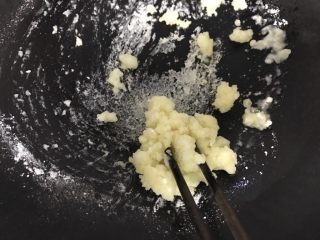 桃李毛毛虫奶油面包,这时候改小火倒入低筋面粉快速搅拌至无干粉。