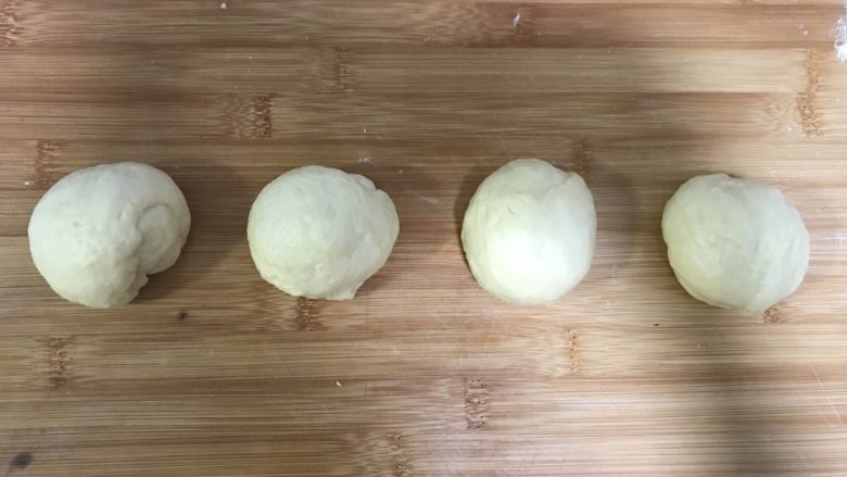 桃李毛毛虫奶油面包,把面团平均分成四个小面团。
