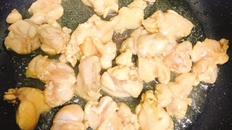 简易版黄焖鸡,糖化了，开始冒泡泡的时候，就可以把鸡肉放进去翻炒了～沿着锅边加入一点料酒～