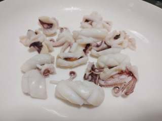 泰式海鲜沙拉,还是冷水时倒入鱿鱼灼熟，直至水沸腾后捞起备用