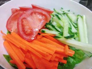 泰式海鲜沙拉,青瓜和胡萝卜切取适量，然后切丝；番茄切片
