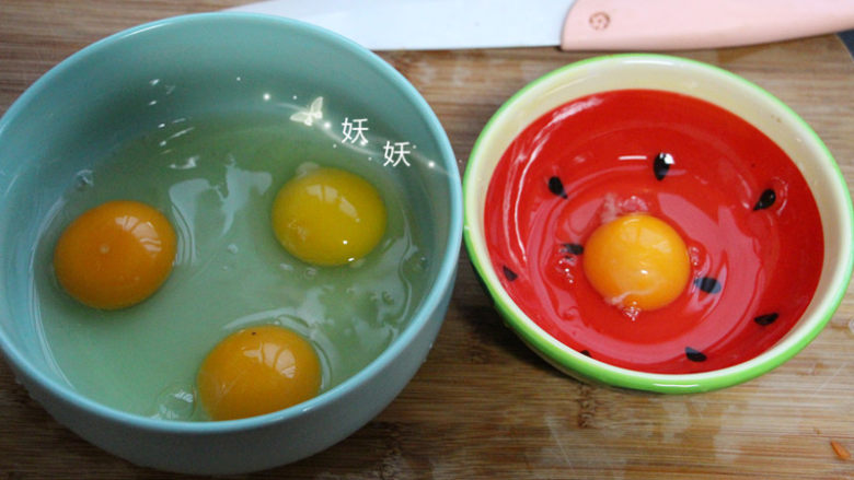 猫咪蛋包饭,<a style='color:red;display:inline-block;' href='/shicai/ 9'>鸡蛋</a>分开打，炒进饭里的我用了一个，做蛋皮用了三个。