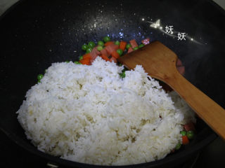 猫咪蛋包饭,待三丁半熟时倒入剩米饭进去。