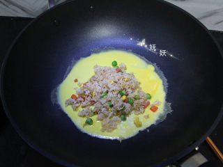 猫咪蛋包饭,锅中刷一层薄薄的油，我放了大概黄豆大小的一滴，倒入蛋皮用的蛋液，待蛋液快凝固时加入炒好的米饭。