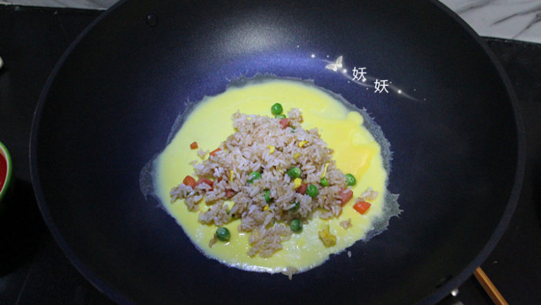 猫咪蛋包饭,锅中刷一层薄薄的油，我放了大概黄豆大小的一滴，倒入蛋皮用的蛋液，待蛋液快凝固时加入炒好的米饭。