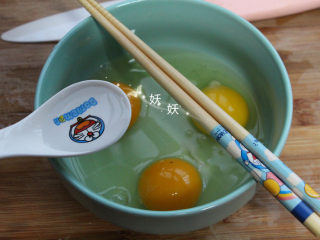 猫咪蛋包饭,往蛋皮用的鸡蛋里加两勺清水，打散，这一步不要少。