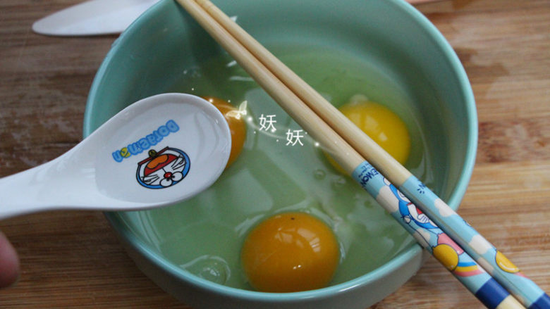 猫咪蛋包饭,往蛋皮用的鸡蛋里加两勺清水，打散，这一步不要少。