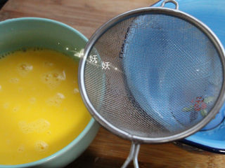 猫咪蛋包饭,准备一个网筛，将蛋液过滤一遍备用，这样煎出来的蛋皮更细腻，没有小孔洞。