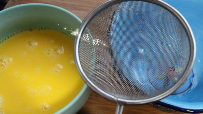 猫咪蛋包饭,准备一个网筛，将蛋液过滤一遍备用，这样煎出来的蛋皮更细腻，没有小孔洞。